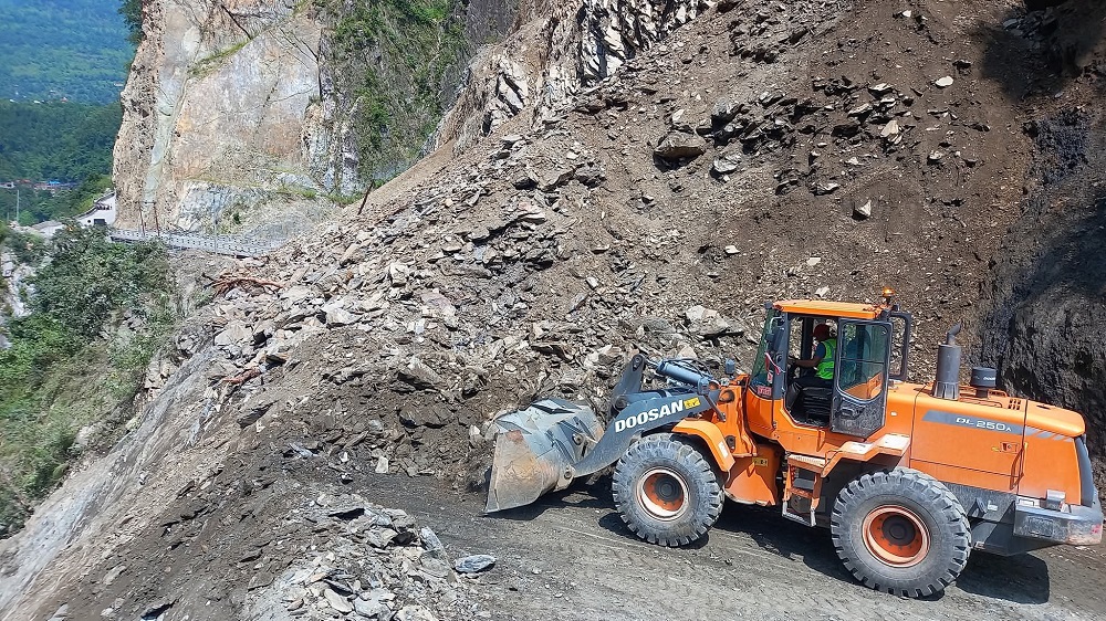 तुइन खोलाको पहिरो पन्छाउन दुई दिन लाग्ने