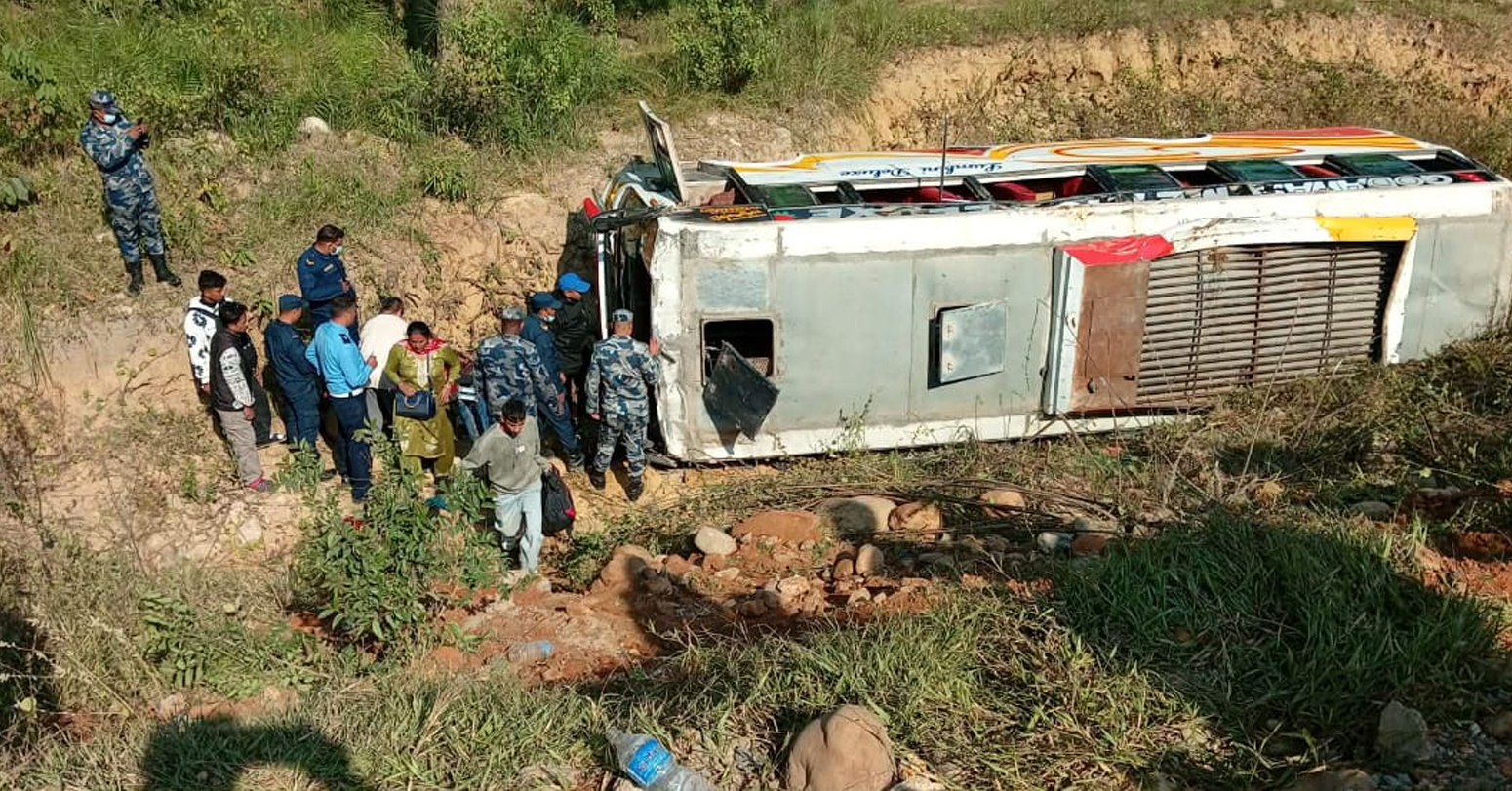 नवलपुरमा बस दुर्घटना, २० भन्दा बढी यात्रु घाइते