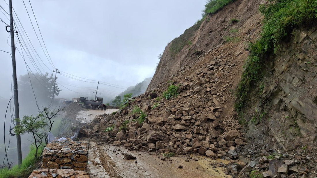अविरल वर्षाका कारण देशका प्रमुख राजमार्ग ठप्प: ७ वटा राष्ट्रिय राजमार्ग पूर्ण र ६ वटा आंशिक अवरुद्ध