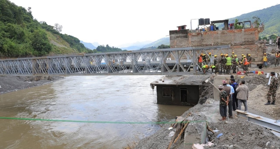 रसुवा बाढी: नेपाली सेनाले ५ दिनमै देवीघाटमा हाल्यो ‘एक्रो ब्रिज’, आजदेखि पैदलयात्रा खुला