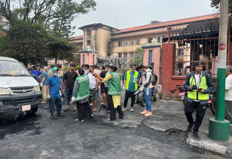 काठमाडौँ महानगरद्वारा सडकका भग्नावशेष हटाउन सुरु