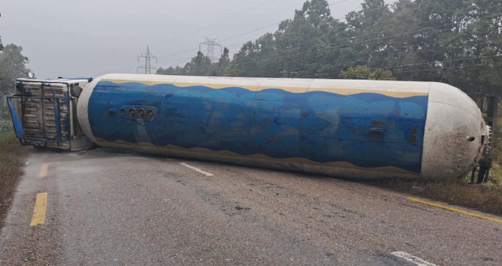 रौतहटमा ग्यास ट्यांकर सडकमा पल्टिँदा पूर्व–पश्चिम राजमार्ग अवरुद्ध