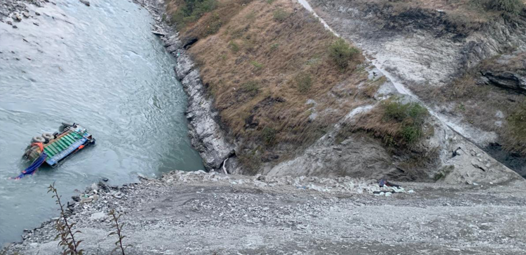 दुर्घटनामा परेर खोलामा फसेका चालकको उद्धार
