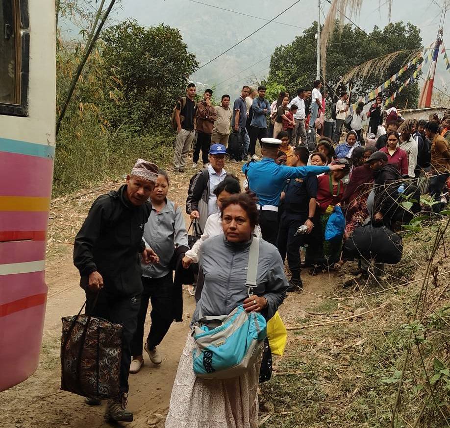 बीपी राजमार्ग अवरुद्ध भएपछि मंगलटारमा अलपत्र यात्रुको उद्धार सुरु