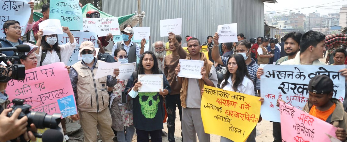 थापाथलीमा सुकुमवासीको प्रदर्शन: ‘रवि लामिछाने कहाँ हुनुहुन्छ?’ भन्दै आक्रोश