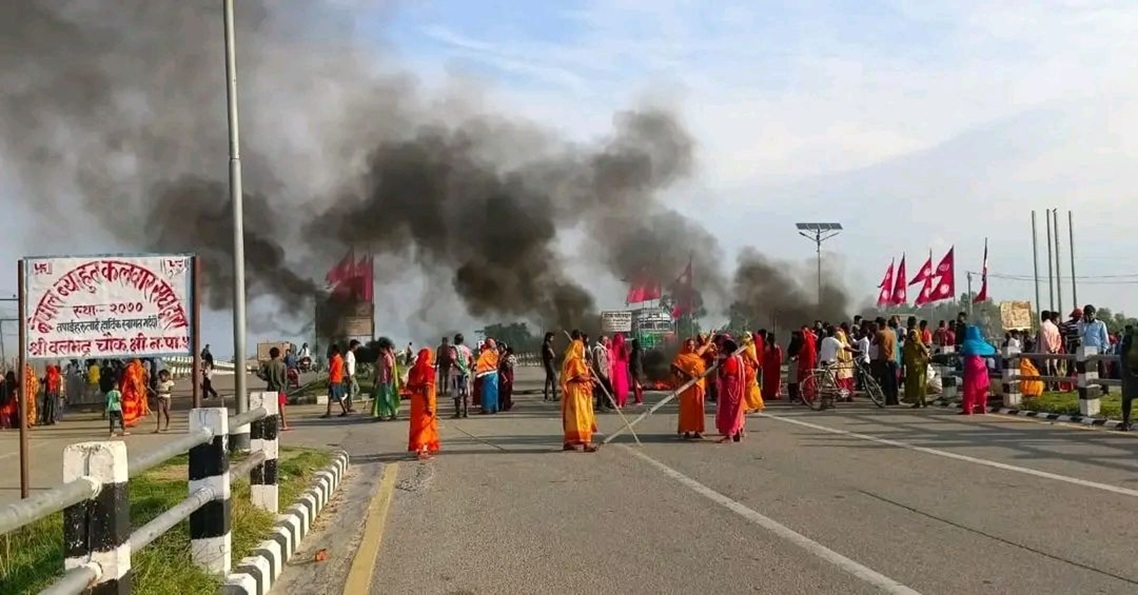 सार्वजनिक जग्गा खाली गर्ने निर्णयविरुद्ध धनुषाका सुकुमबासी आन्दोलित, यातायात अवरुद्ध