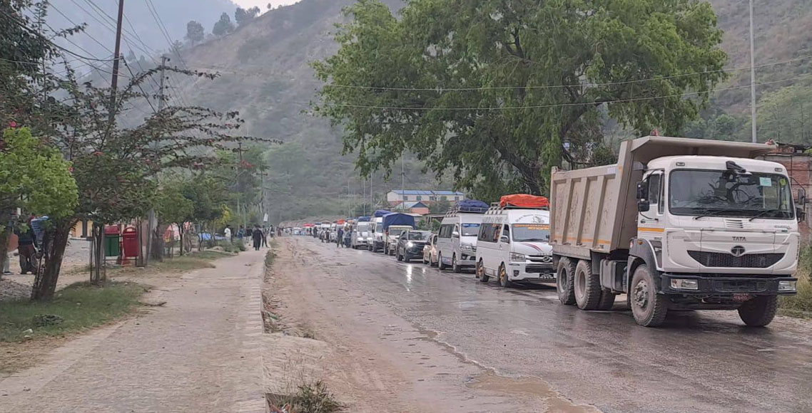 वर्षाका कारण बीपी राजमार्गमा सवारी आवागमन पूर्ण रूपमा बन्द