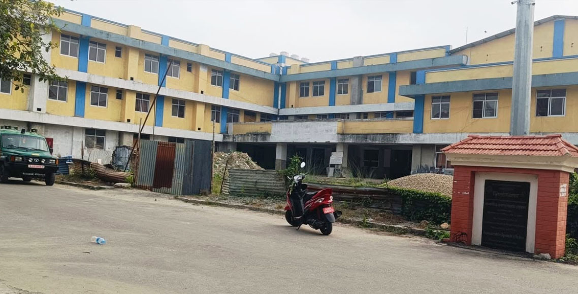 सप्तरीको अस्पताल गेटमा प्रसूति प्रकरण: आमा र शिशुको अवस्था सामान्य, दोषीलाई कारबाही गर्ने प्रतिबद्धता