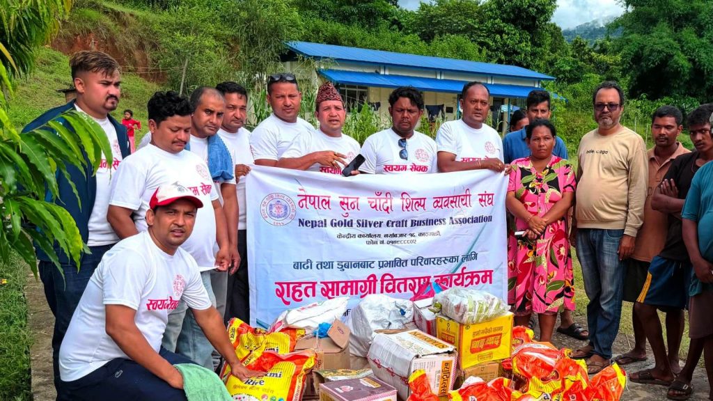 मानवीय सेवामा नेपाल सुनचाँदी शिल्प व्यवसायी संघ, बाढीपीडितलाई राहत वितरण